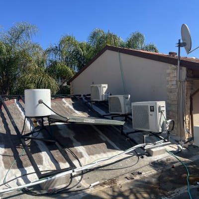 יחידות מיזוג אוויר מותקנות על גג עם צינורות חשמל