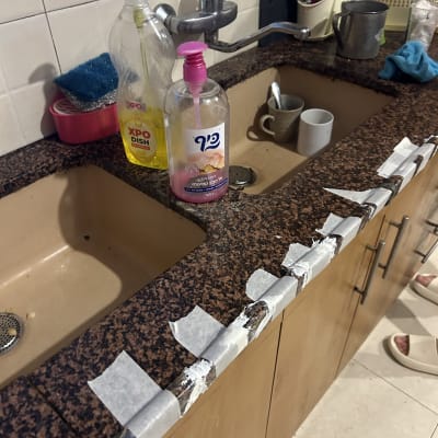 מטבח עם כיור ותיקון על השיש