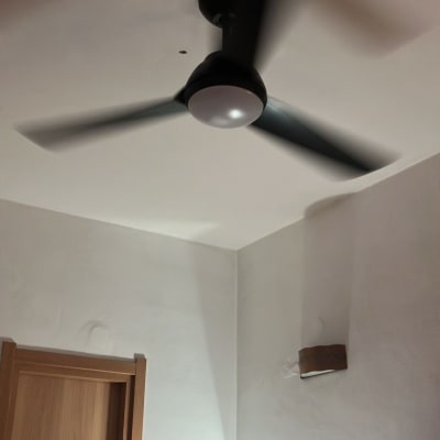 מאוורר תקרה מסתובב עם תאורה מרכזית