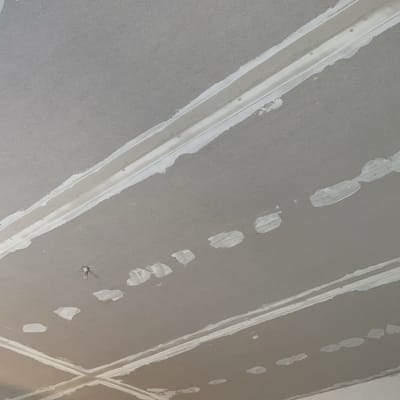 תקרה עם תיקוני טיח ולבן