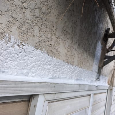 תיקון קיר חיצוני עם טיח ולוח עץ