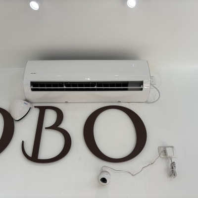 מזגן קיר לבן מותקן על קיר לבן