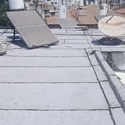 גג עם לוחות סולאריים ואנטנה, קשור לאיטום