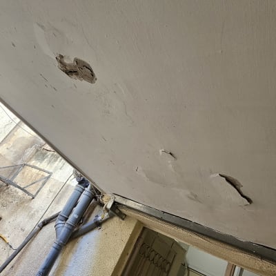 תקרה עם חורים ונזק ליד צינורות