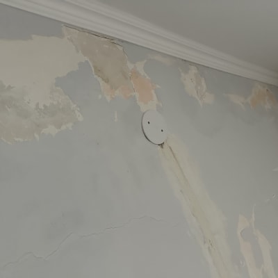 קיר מתקלף עם סימני צבע שונים