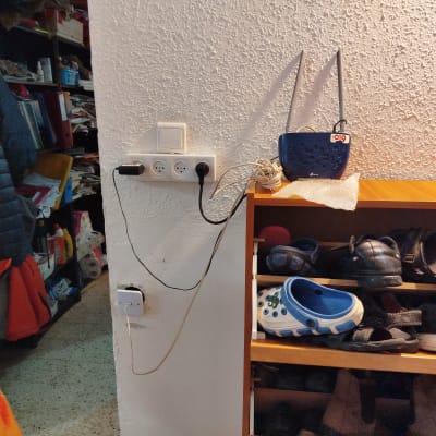 נתב עם אנטנות מחובר לשקע חשמל על קיר