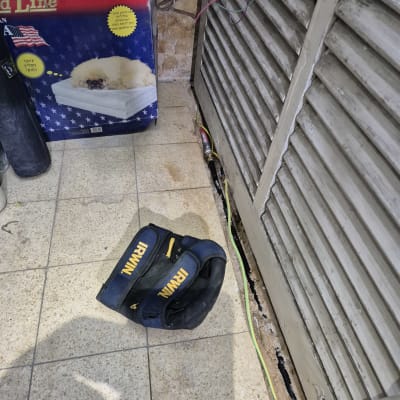 כלי עבודה של אינסטלטור על רצפה ליד צינור חשוף