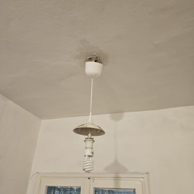 מנורה תלויה עם סימני רטיבות בתקרה