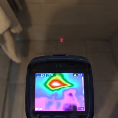 מד חום תרמי מציג אזור חם על קיר