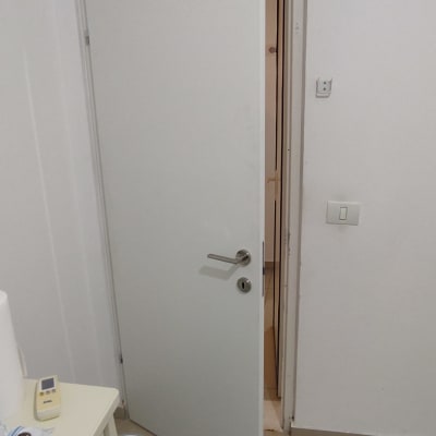 דלת לבנה פתוחה עם ידית מתכת