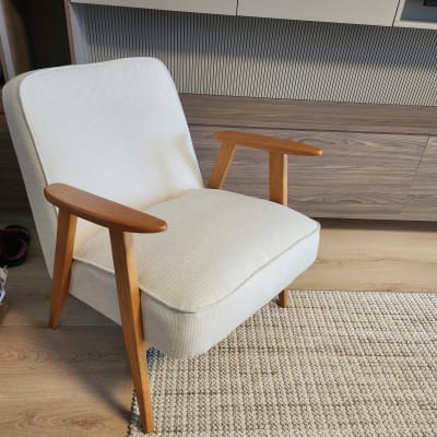 כיסא מרופד עם מסגרת עץ על שטיח