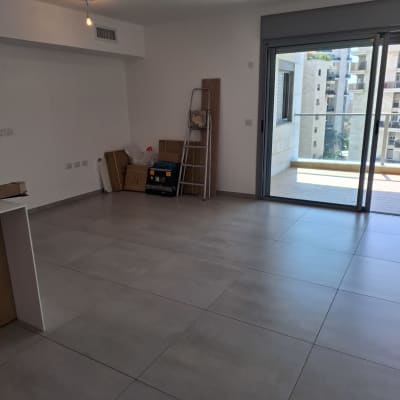 סולם, קופסאות וארגזים בחדר ריק