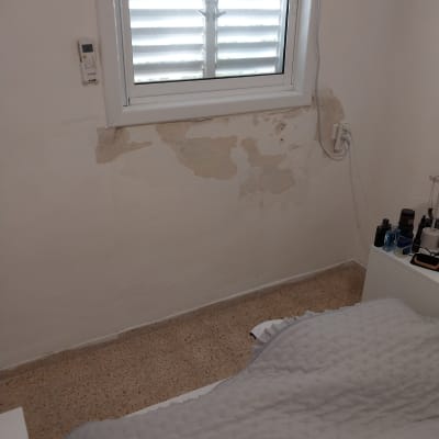 קיר עם קילופי צבע ליד חלון