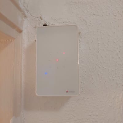 מתג חכם מותקן על קיר עם חיווי אורות