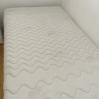 מזרן נקי על מיטה בחדר שינה