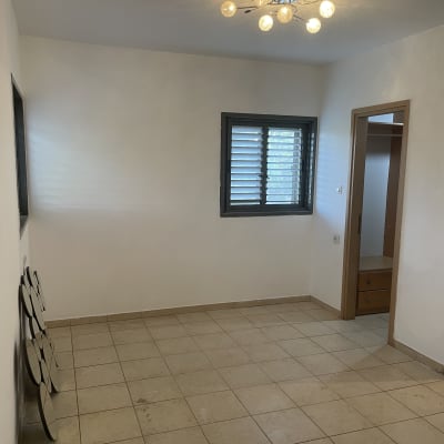 חדר צבוע עם תאורה חדשה ותקרה לבנה