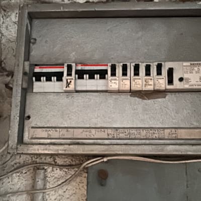 לוח חשמל עם מפסקים וחוטים