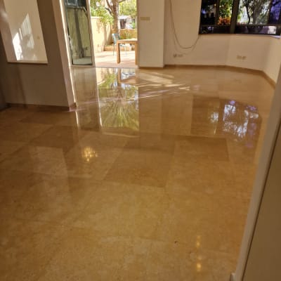 רצפה מבריקה ונקייה עם השתקפות אור