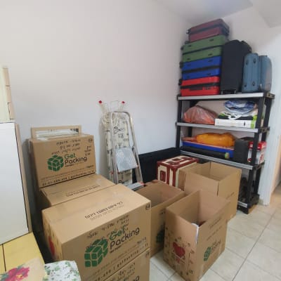 קופסאות קרטון לאריזה ומזוודות על מדפים