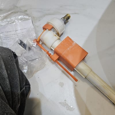 חלקי צנרת וכלי עבודה על הרצפה