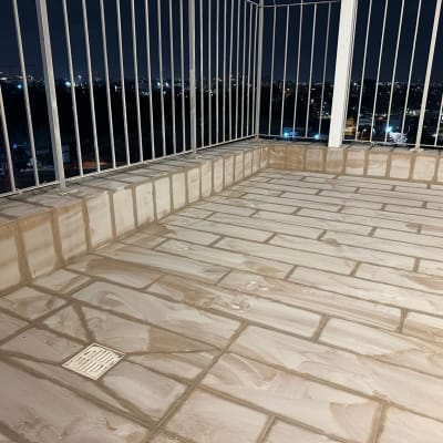 מרפסת מרוצפת עם רובה בין האריחים