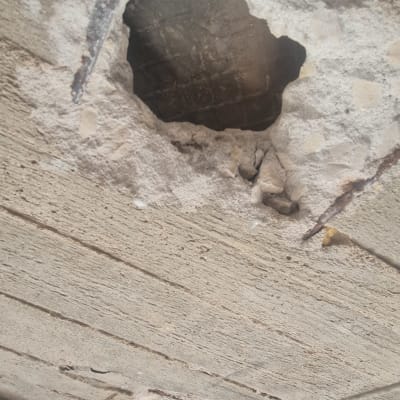 חור בתקרה עם סימני חלודה