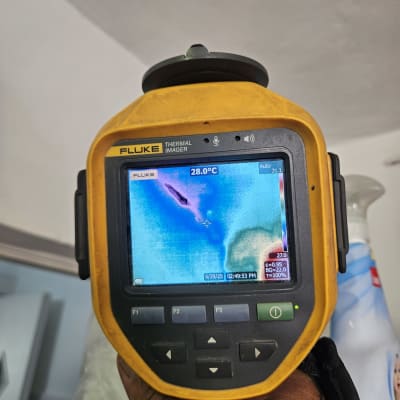 מד חום תרמי מציג תמונה צבעונית על המסך