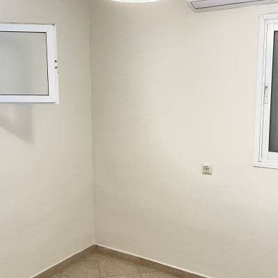 חדר עם קירות צבועים, מנורה ומזגן