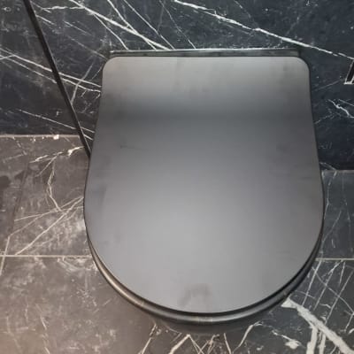 אסלה שחורה על רקע שיש כהה