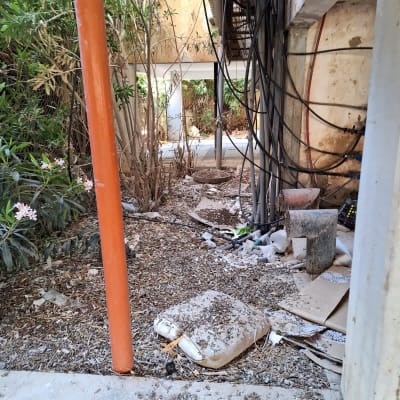 צינור כתום, כבלים שחורים, כרית מלוכלכת, קרטון על הקרקע