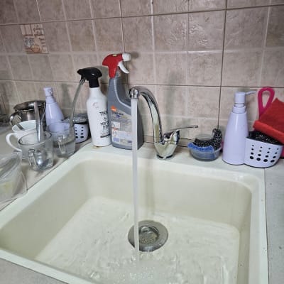 ברז מטבח פתוח עם מים זורמים לכיור