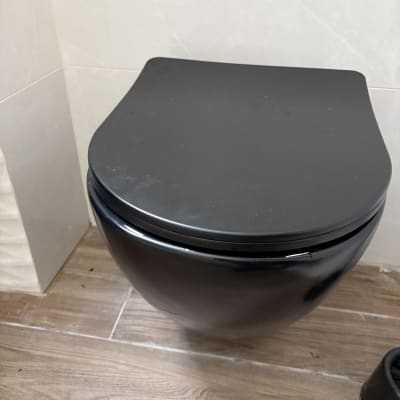 אסלה שחורה מותקנת על רצפת עץ