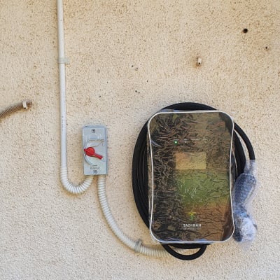 מטען חשמלי לקיר עם כבל ושקע