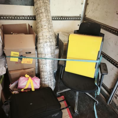 חפצים ארוזים בתוך משאית הובלה