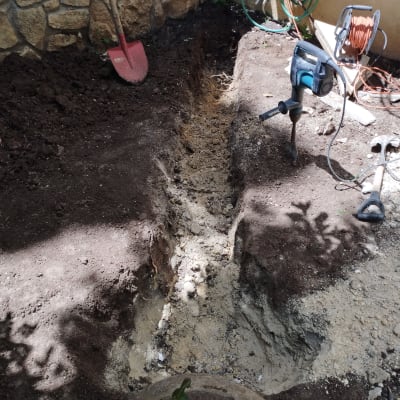 חפירה באדמה עם כלי עבודה וצינורות