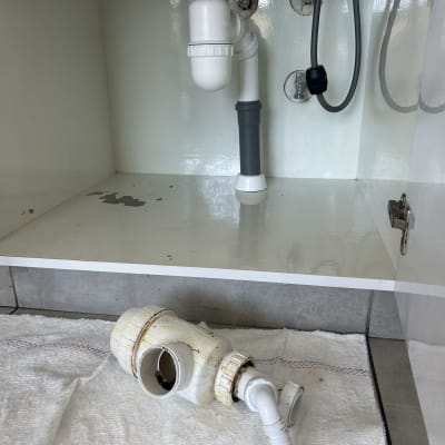 צינור פלסטיק מתחת לכיור עם חלקים מנותקים