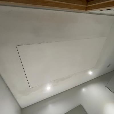 תקרת גבס עם תאורה שקועה ושוליים מעץ