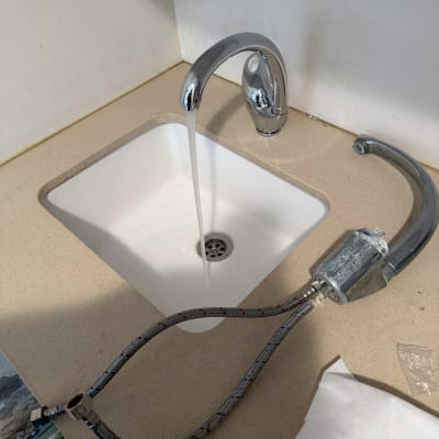 ברז מים מותקן בכיור עם צינור גמיש