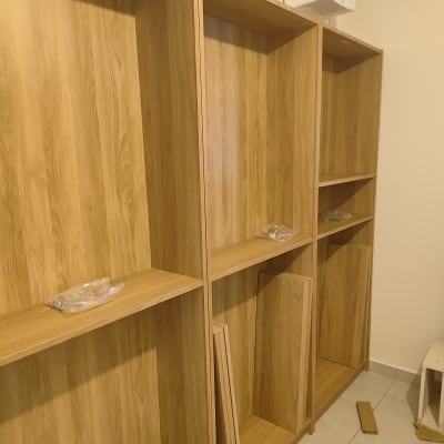 ארונות עץ מותקנים בחדר עם מדפים