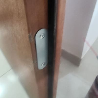 תמונה של דלת עם מנעול או צילינדר