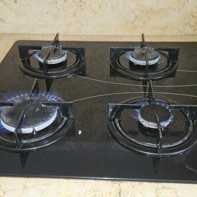 כיריים גז עם ארבעה מבערים דולקים