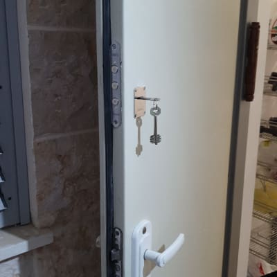 דלת עם מנעול ומפתח תקוע, ידית לבנה