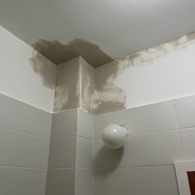 תיקוני צבע על קיר ותקרה בחדר אמבטיה