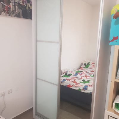 ארון הזזה עם דלתות זכוכית בחדר שינה