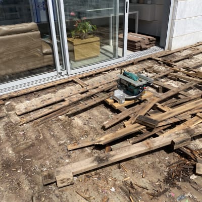 קרשים מעץ, מסור חשמלי, עבודת גינה