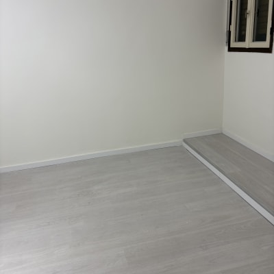 רצפה נקייה וחלון בחדר ריק