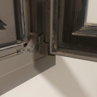 ציר חלון מתכת פתוח עם מסגרת זכוכית