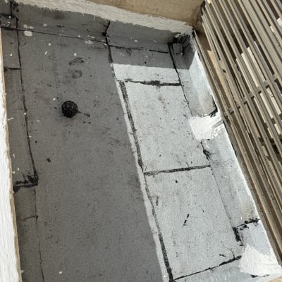 איטום גג עם יריעות ביטומניות וחומרי איטום