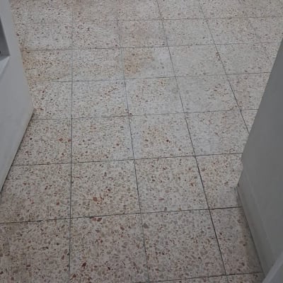 רצפה נקייה עם אריחים בהירים