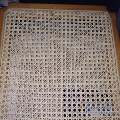 מושב קש קלוע עם מסגרת עץ